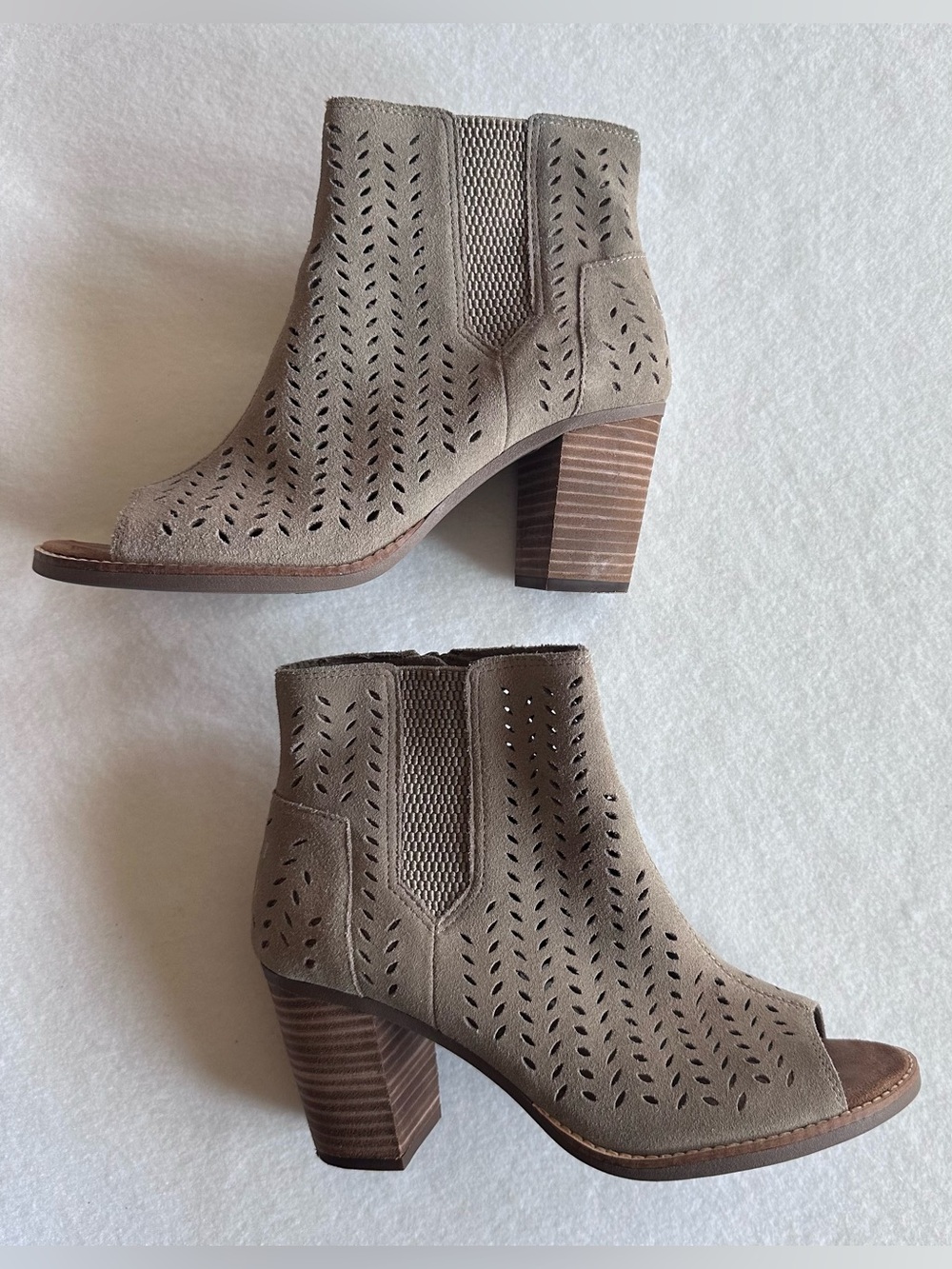 Toms Majorca Desert Taupe Perforated Peep-Toe Block Heel Booties Women’s 8.5